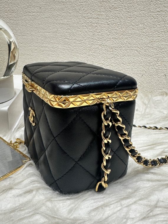 054522 Chanel 22s mini vanity 2022 limited edition