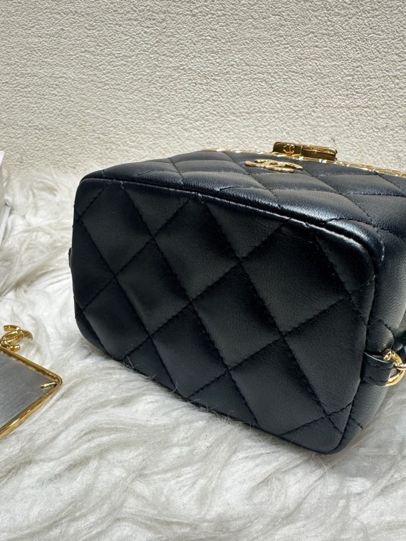 054522 Chanel 22s mini vanity 2022 limited edition