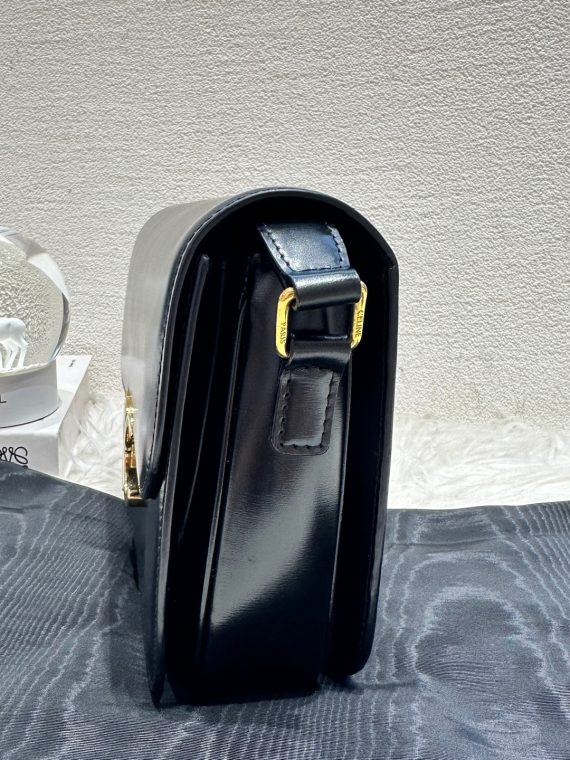 HB20430 Celine triomphe black and gold 2022 medium